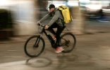 Un livreur de Glovo dans les rues de Barcelone, le 3 décembre 2019