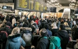 Des passagers en attente d'un train le 8 février 2016 à la gare de Lyon-Part-Dieu à Lyon