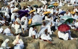 Des pèlerins musulmans sur le Mont Arafat, lors d'un hajj, le 27 juiin 2023 en Arabie saoudite