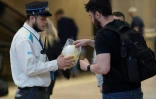 Distribution de masques à la  gare de Grand Central à New York, face à la pollution de l'air provoquée par des incendies au Canada, le 8 juin 2023