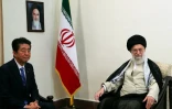 L'ayatollah Khamenei (d) et le Premier ministre japonais Shinzo Abe lors d'une conférence de presse commune, le 12 juin 2019 à Téhéran