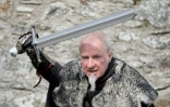 Le maître d'armes Will van der Kells pose avec une réplique d'un glaive de la série "Game of Thrones", le 17 avril 2019 en Irlande du Nord