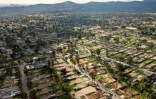 Vue aérienne d'Altadena, en Californie, le 5 janvier 2026, près d'un an après les incendies de Los Angeles qui ont détruit des milliers de bâtiments et maisons