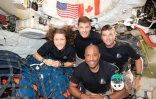 Photo diffusée le 8 avril 2026 par la Nasa montrant les membres d'équipage d'Artémis II, Christina Koch, Jeremy Hansen (haut), Reid Wiseman (d) et Victor Glover (bas), à bord du vaisseau spatial Orion, le 7 avril 2026