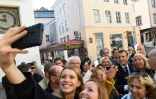 Le président français Emmanuel Macron prend la pose dans les rues de Tallin, en marge du sommet européen, le 29 septembre 2017