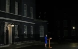 Theresa May delivers fait une déclaration aux médias après avoir survécu à une motion de censure au Parlement, devant 10 Downing Street à Londres le 16 janvier 2019