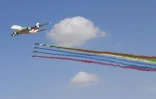 La patrouille acrobatique des Emirats arabes unis, Al-Fursan, vole aux côtés d'un Airbus A380 de la compagnie Emirates, le 17 novembre 2019 au Dubaï Airshow