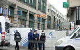 Des policiers bloquent l'accès à un centre commercial à Bruxelles le 21 juin 2016