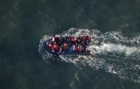 Des migrants sur un canot tentent de traverser la Manche, le 16 septembre 2023 