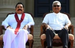 Le président sri lankais Gotabaya Rajapaksa (d) et son frère et Premier ministre Mahinda Rajapaksa, le 22 novembre 2019 à Colombo