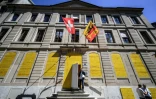 Un bâtiment administratif protégé par des plaques de bois aggloméré, le 11 juin 2026 à Genève, en Suisse, avant les manifestations en marge du sommet du G7 à Evian