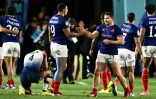Antoine Dupont (d.) salue l'un de ses coéquipiers après la victoire de la France en finale du tournoi de rugby à VII de Los Angeles contre la Grande-Bretagne, à Carson, le 3 mars 2024