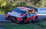 Le Français Sébastien Loeb au volant de sa Hyundai, dans le fossé lors du shakedown du Tour de Corse, à Sorbo-Ocognano, le 28 mars 2019