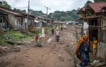 Vue générale d'une rue intérieure de Beshasha (Ethiopie) montrant des parties de la ville qui n'ont pas encore été réaménagées dans le cadre d'un projet de développement local, le 28 mai 2026