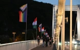 Des drapeaux arc-en-ciel "Progress Pride" sur le pont Erzsébet, à la veille de la Budapest Pride, le 26 juin 2026 en Hongrie