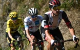 L'Américain Brandon McNulty mène le train devant son coéquipier slovène Tadej Pogacar et le maillot jaune danois Jonas Vingegaard, lors de la 17e étape du Tour de France entre Saint-Gaudens et Peyragudes, le 20 juillet 2022 