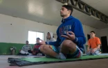 Un détenu fait du yoga dans la prison de Punta de Rieles, à Montevideo le 10 juin 2016