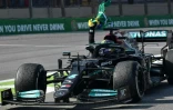 Le pilote britannique Lewis Hamilton célèbre avec le drapeau brésilien, sa victoire dans le Grand Prix du Brésil de Formule 1, le 14 novembre 2021 sur le circuit d'Interlagos à Sao Paulo