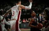 Le meneur de jeu parisien TJ Shorts monte au panier en finale de l'Eurocoupe contre Bourg-en-Bresse à l'Ekinox, le 12 avril 2024 