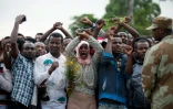 Des habitants de Bishoftu (sud d'Addis Abeba) brandissent leurs bras croisés au dessus de la tête, geste devenu symbole de la contestation des Oromo face aux autorités éthiopiennes, le 2 octobre 2016