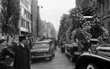Une foule regarde passer le cortège de la chanteuse Edith Piaf, à Paris, le 14 octobre 1963