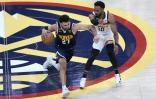 Jamal Murray, des Denver Nuggets, face à Mike Conley, des Minnesota Timberwolves, lors du match N.2 de la série du 1er tour des play-offs en NBA le 19 avril 2023 à Denver, Colorado