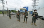 Des Marines équatoriens devant l'entrée de la prison Zone 8, le 23 février 2021 à Guayaquil