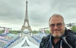 Le photographe de l'Agence France-Presse Ludovic Marin prend un selfie avant la cérémonie d'ouverture des JO, le 26 juillet 2024 à Paris
