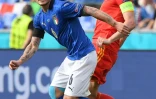 Le milieu de terrain italien Marco Verratti devance l'attaquant gallois Gareth Bale, lors de la 3e journée du groupe A à l'Euro 2020, le 20 juin 2021 à Rome
