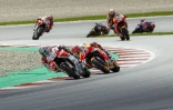 l'Italien Andrea Dovizioso (Ducati), en tête, à la lutte avec l'Espagnol Marc Marquez (Honda) au GP d'Autriche, catégorie MotoGP, le 13 août 2017 à Spielberg