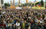 Artur Mas (main levée) lors d'une manifestation le 13 novembre 2016 à Barcelone 