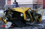 Une voiture détruite à Donetsk, fief de l'est séparatiste prorusse de l'Ukraine, le 9 février 2017