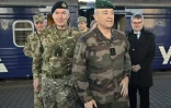 le chef d'état-major français, le général Thierry Burkhard (d) et le chef d'état-major des armées britannique, l'amiral Tony Radakin (g), à leur arrivée en train à la gare de Kiev, le 4 avril 2025 en Ukrainet 