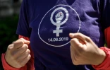 Une manifestante porte un T-shirt avec l'appel à la grève pour l'égalité salariale, le 14 mai 2019 à Lausanne, en Suisse 