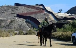 Des agents de la police aux frontières américaines patrouillent à cheval le long de la frontière avec le Mexique à Imperial Beach en Californie, le 7 novembre 2021