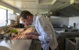 Charles Moncouyoux dans la cuisine miniature du "Bus 26"