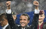 Le Président français Emmanuel Macron se réjouit de la victoire de la France au Mondial de foot, lors de la cérémonie de remise des trophées au stade Lujniki à Moscou le 15 juillet 2018