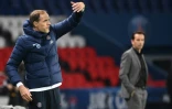 L'entraĂźneur du PSG Thomas Tuchel (au premier plan) donne des consignes Ă ses joueurs, le 7 novembre 2020 au Parc des princes contre Rennes