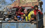 Des civils fuyant la ville d'Afrine, dans le nord-ouest de la Syrie, arrivent dans le village d'Al-Ziyarah, sous contrôle du régime syrien, le 19 mars 2018 
