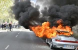 Une Porsche incendiée lors d'une manifestation contre la loi travail à Nantes, le 28 avril 2016