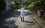 Le docteur Apostolov, médecin généraliste de 90 ans, gravit une rue escarpée de Skrat, un village situé au pied du massif de la Belassitsa en Bulgarie, le 15 juillet 2026
