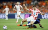 Le Croate Mario Pasalic taclé par le Néerlandais Georginio Wijnaldum, le 14 juin 2023 à Rotterdam 