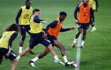 Aurélien Tchouameni (balle au pied) à l'entraînement à Clairefontaine mercredi, pendant la préparation du match amical contre l'Allemagne de samedi.