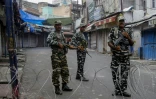 Des forces de sécurité bloquent une rue de Jammu, avant la prière du vendredi, le 9 août 2019 au Cachemire