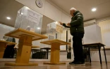 Un électeur vote à Belgrade pour les élections législatives, le 17 décembre 2023