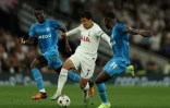 L'attaquant de Tottenham Son Heung-min (c) à la lutte avec le défenseur marseillais Chancel Mbemba (d), le 7 septembre 2022 à Londres  