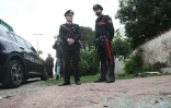 Des carabiniers en faction devant le domicile de Sigfrido Ranucci, journaliste italien dont une bombe a fait exploser la voiture, près de Rome le 17 October 2025
