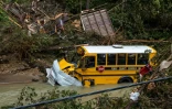 Un bus scolaire et autres débris dans une zone inondée près de Jackson, le 31 juillet 2022 dans le Kentucky