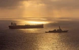 Cette photo diffusée le 8 mai par la Marine américaine montre un destroyer américain bloquant un pétrolier iranien au large de l'Iran, le 24 avril 2026
