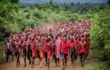Des centaines de jeunes Massaï, vêtus de la shuka, la couverture traditionnelle, marchent ensemble au début de la cérémonie d'Eunoto, dans un village reculé près de Kilgoris, au sud-ouest du Kenya, le 18 août 2023